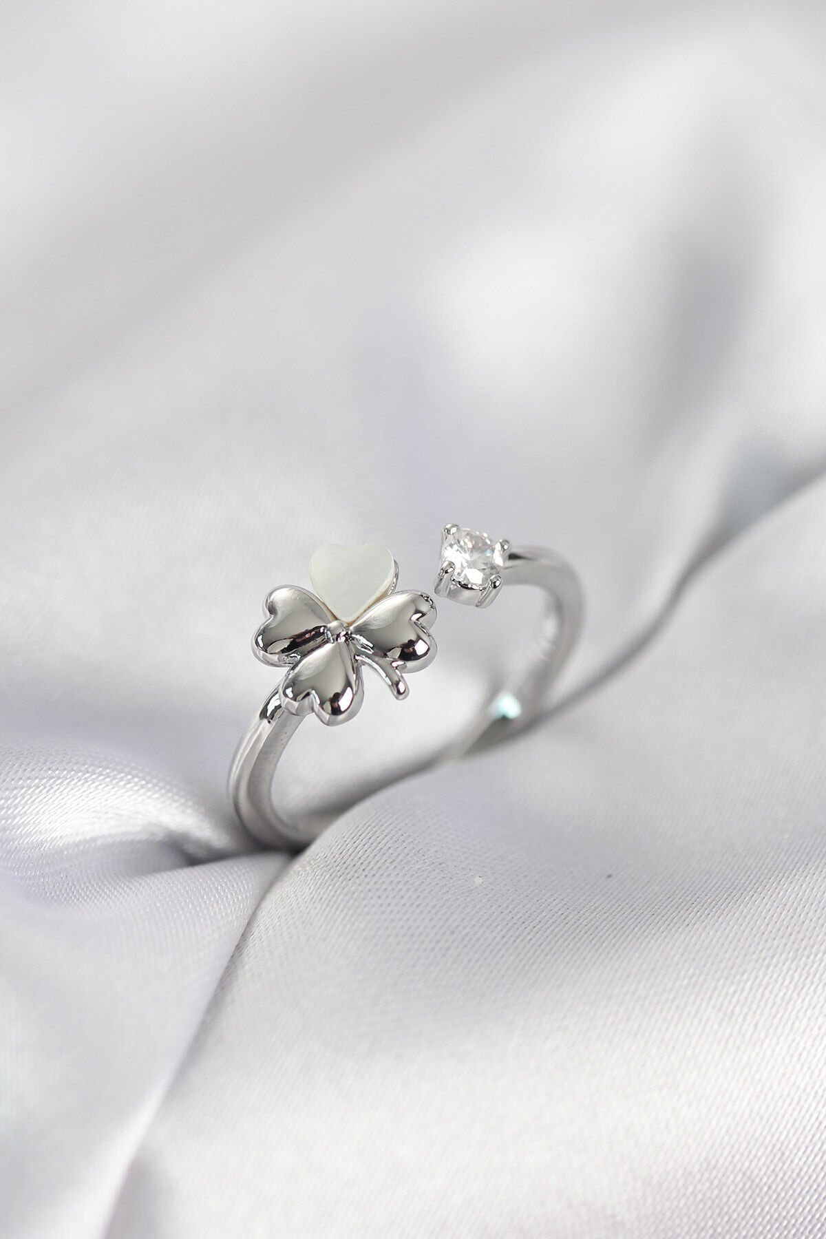 Gümüş Renk Yonca Model Sedefli Kadın Yüzük