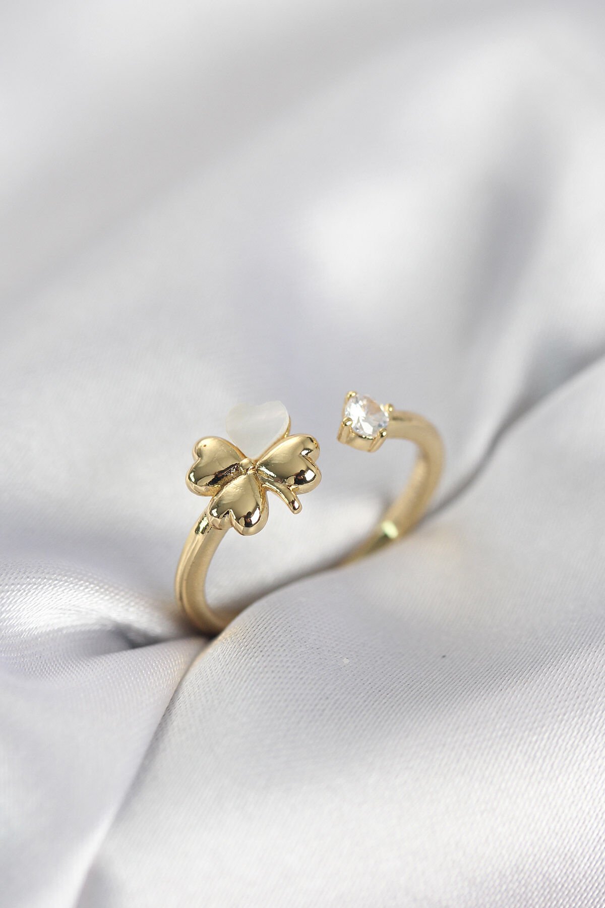 Gold Renk Yonca Model Sedefli Kadın Yüzük