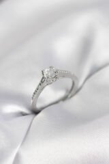 Tek Taş Gümüş Renk Zirkon Taşlı Model Kadın Yüzük