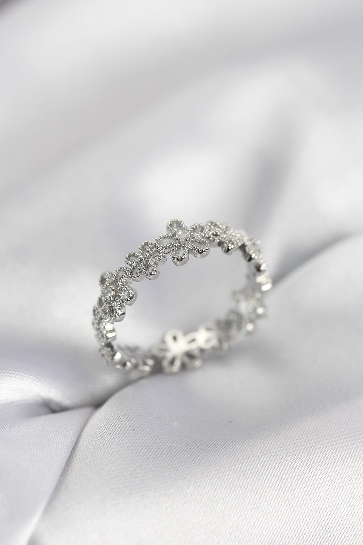 Gümüş Renk Sıralı Çiçek Model Zirkon Taşlı Kadın Yüzük