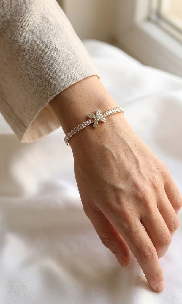 Pirinç Zirkon Taşlı X Detaylı Su Yolu Model Gold Renk Asansörlü Kadın Bileklik