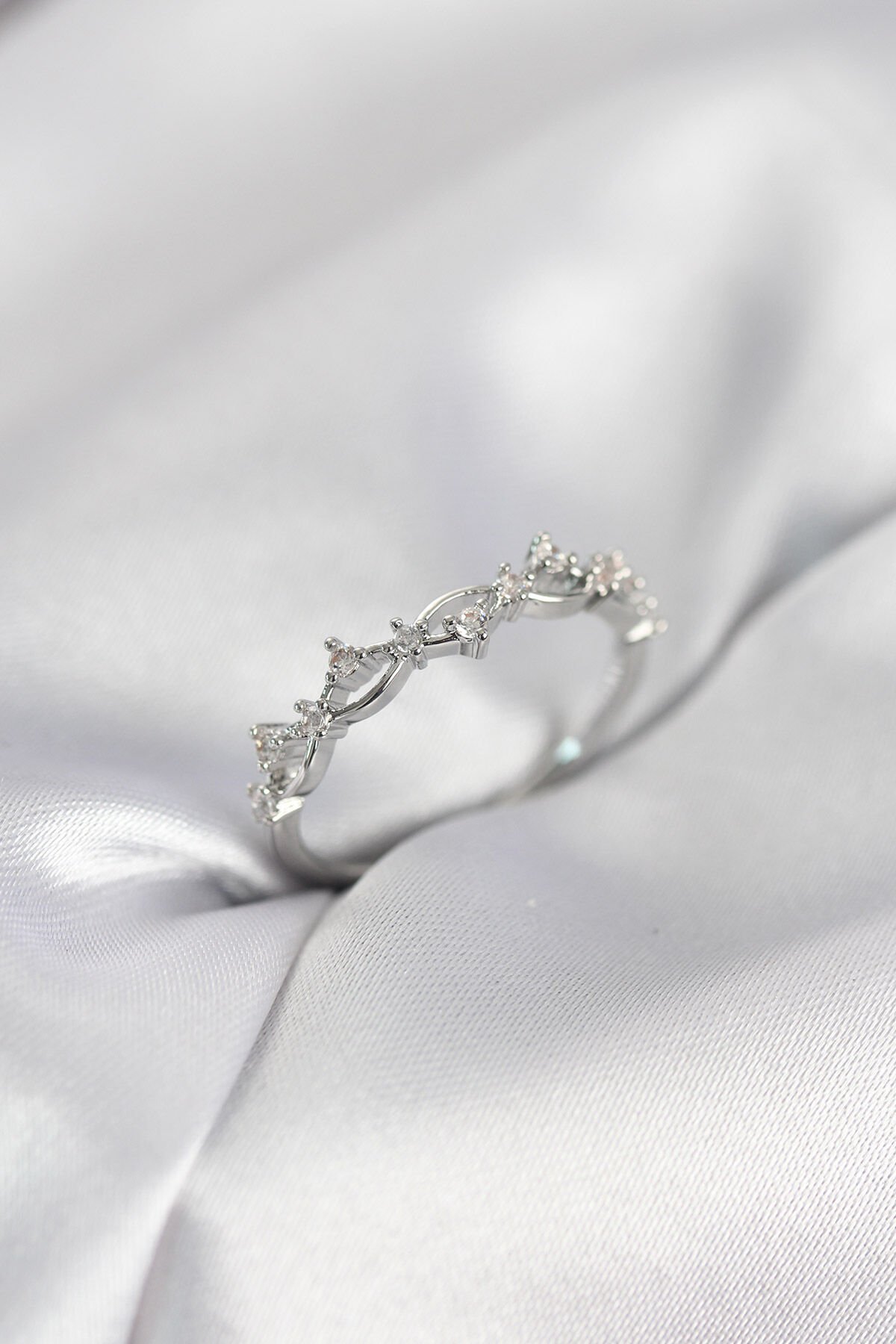 Zirkon Taşlı Pirinç Gümüş Renk Kadın Yüzük