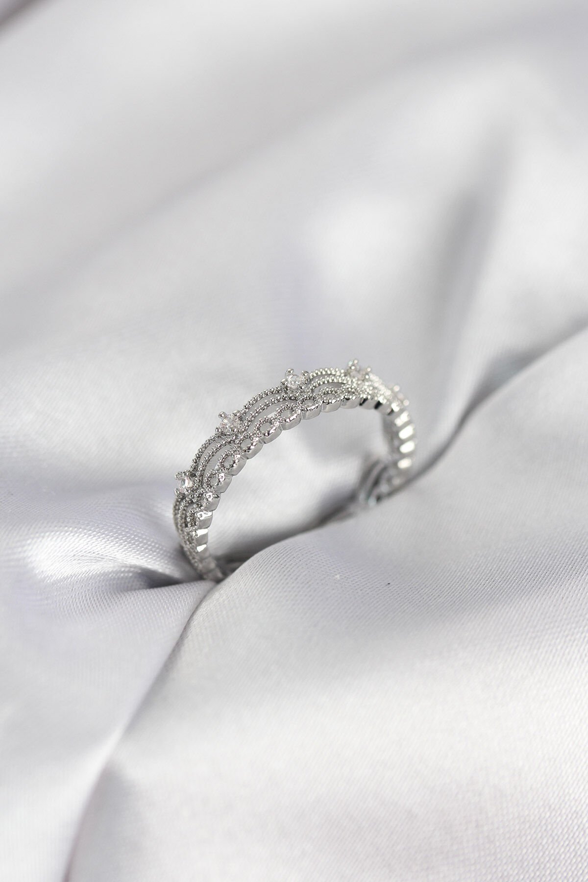 Gümüş Renk Motif Desenli Zirkon Taşlı Kadın Yüzük