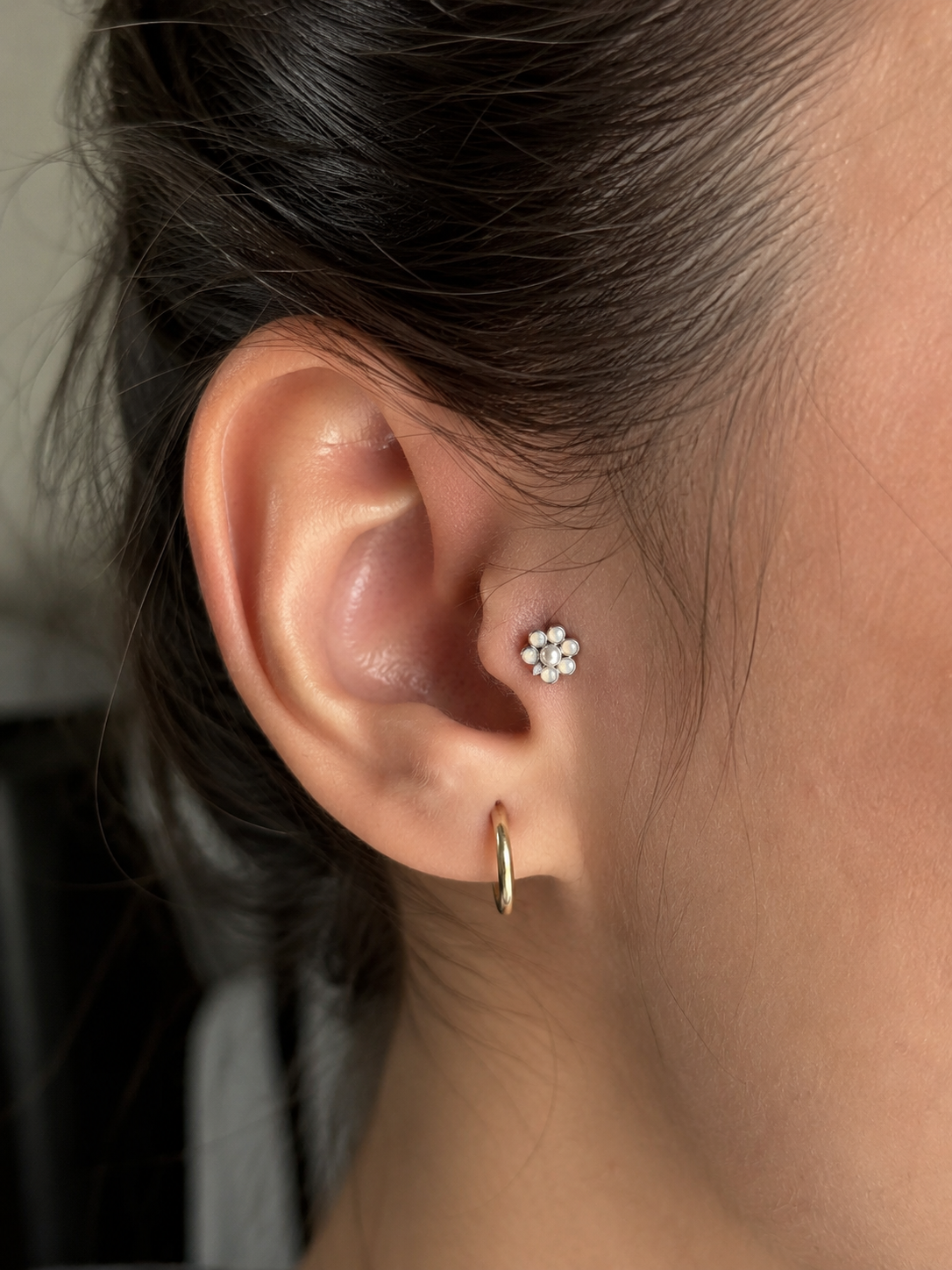 316L Çelik Gümüş Renk Zirkon Taşlı Çiçek Model Tragus Piercing