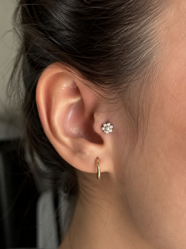316L Çelik Gümüş Renk Zirkon Taşlı Çiçek Model Tragus Piercing