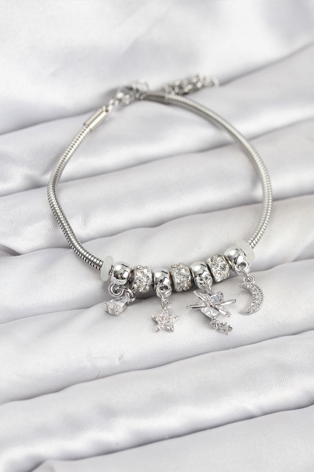 Pirinç Gümüş Renk Kalpli Model Charmlı Kadın Bileklik