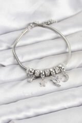Pirinç Gümüş Renk Kalpli Model Charmlı Kadın Bileklik