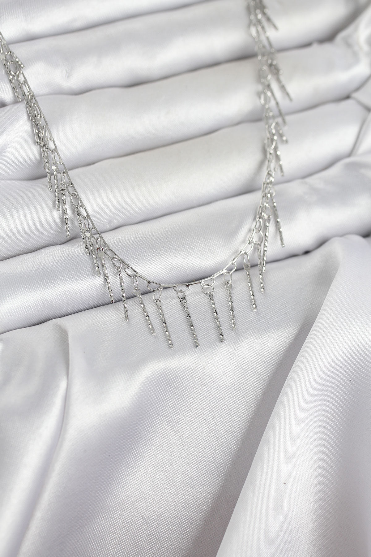 Pirinç Gümüş Renk Saçaklı Model Kadın Kolye