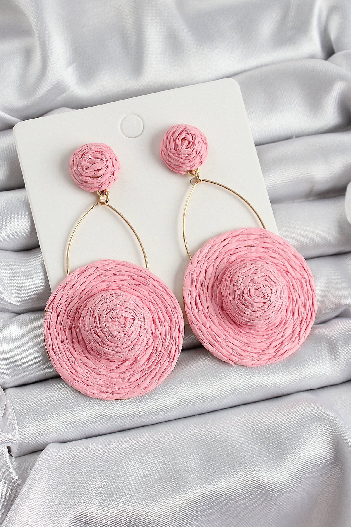 Pembe Şapka Figürlü Hasır Örgü Model Sallantılı Gold Renk Kadın Küpe