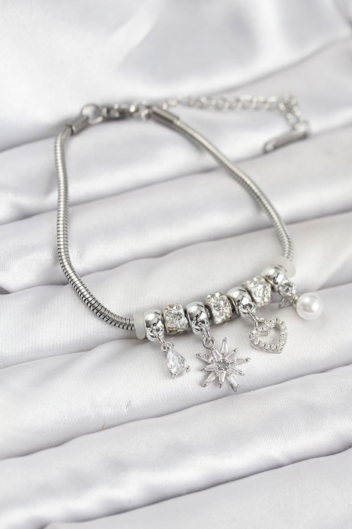 Pirinç Gümüş Renk Kutup Yıldızı ve Kalp Charmlı Kadın Bileklik