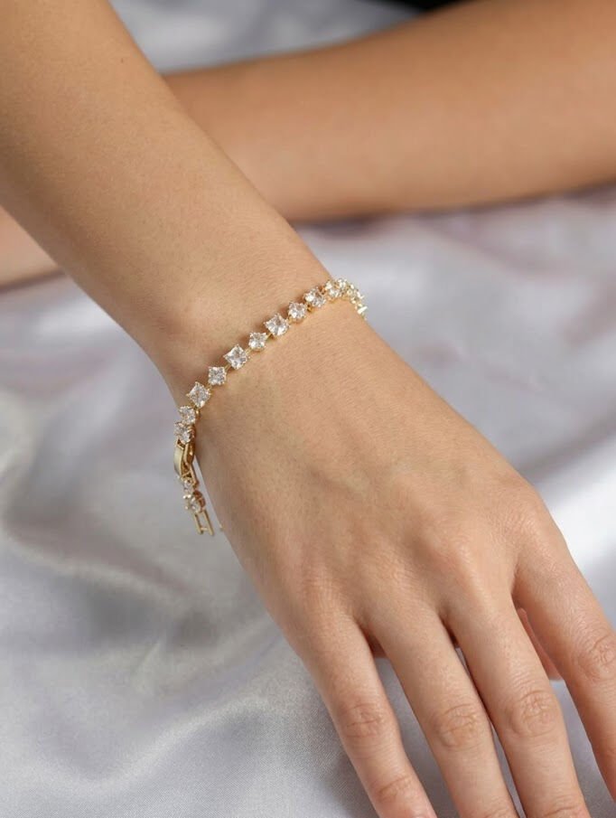 Kare Zirkon Taşlı Gold Renk Pirinç Su Yolu Kadın Bileklik