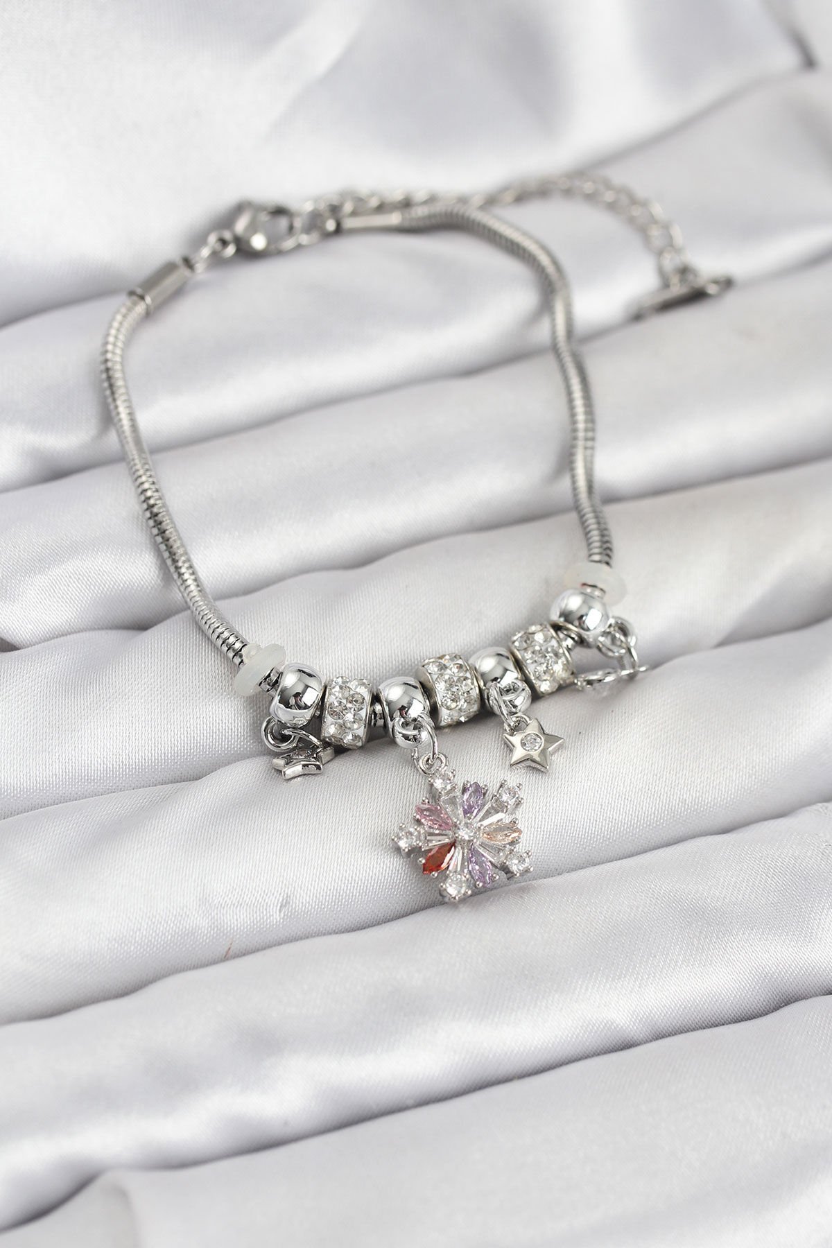 Pirinç Gümüş Renk Renkli Yıldız Charmlı Kadın Bileklik