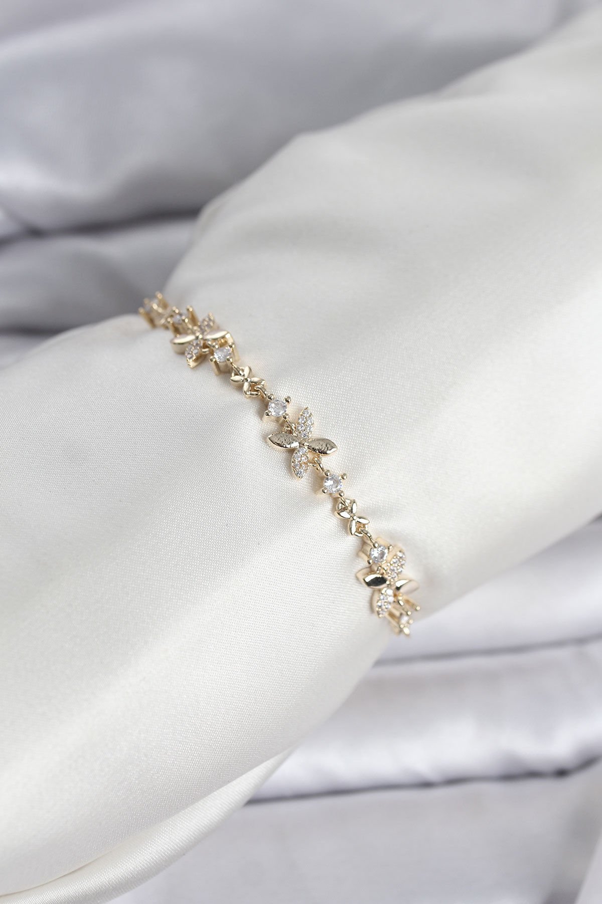 Gold Renk Yonca Model Zirkon Taşlı Asansörlü Kadın Bileklik