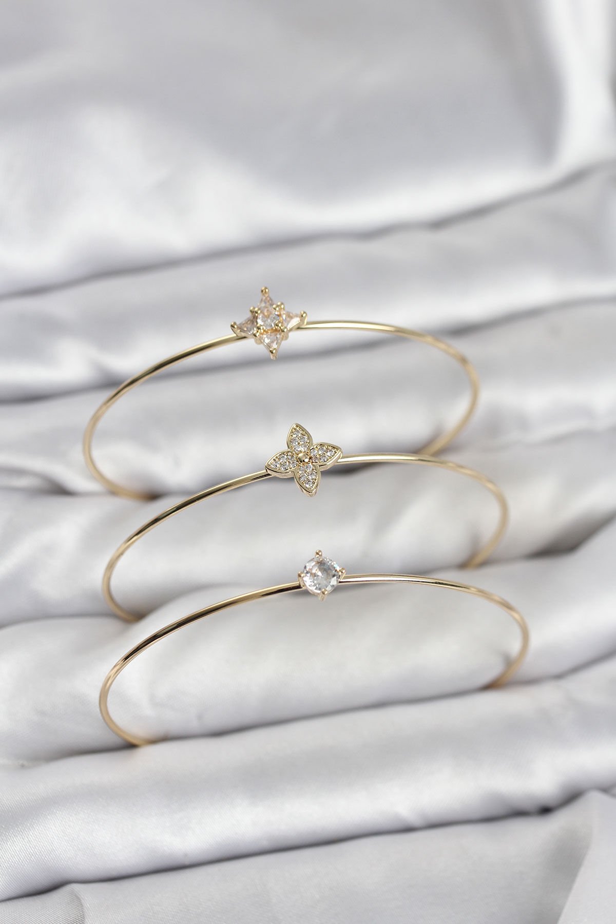 Zirkon Taşlı Gold Renk Yonca Model 3'lü Kadın Bileklik Kombini