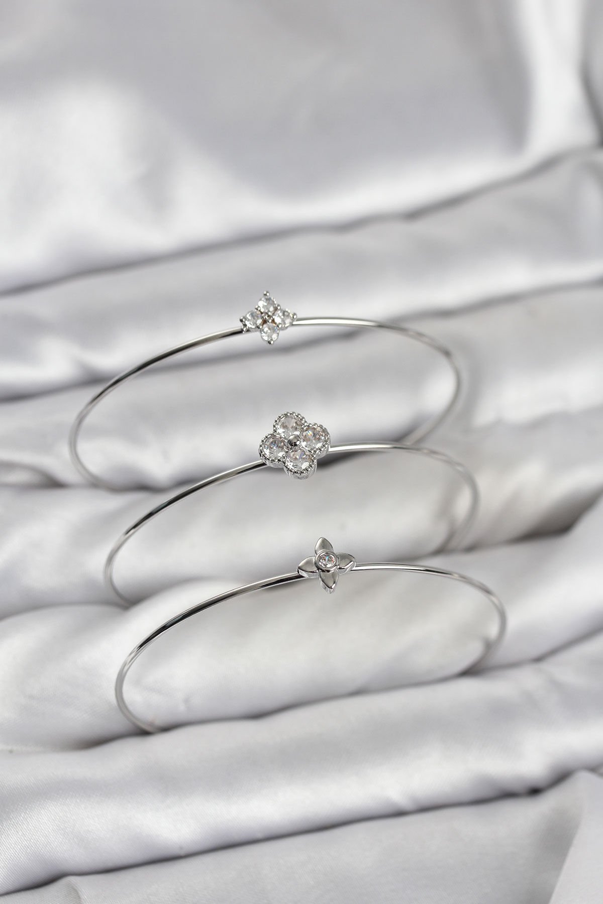 Zirkon Taşlı Gümüş Renk Yonca Tasarım 3'lü Kadın Bileklik Kombini