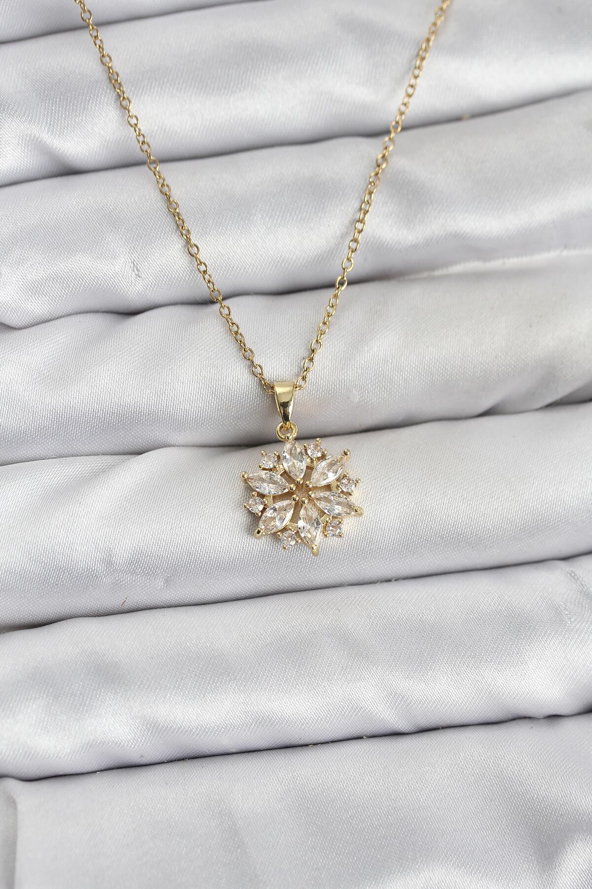 316L Çelik Zincir Gold Renk Lotus Model Zirkon Taşlı Kadın Kolye