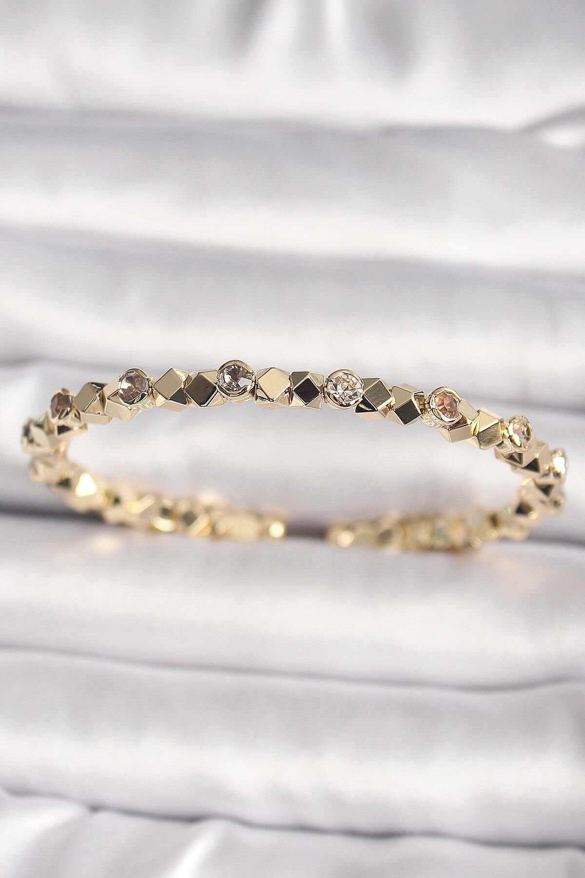 Pirinç Gold Renk Zirkon Taşlı Küp Dorika Model Kadın Bileklik