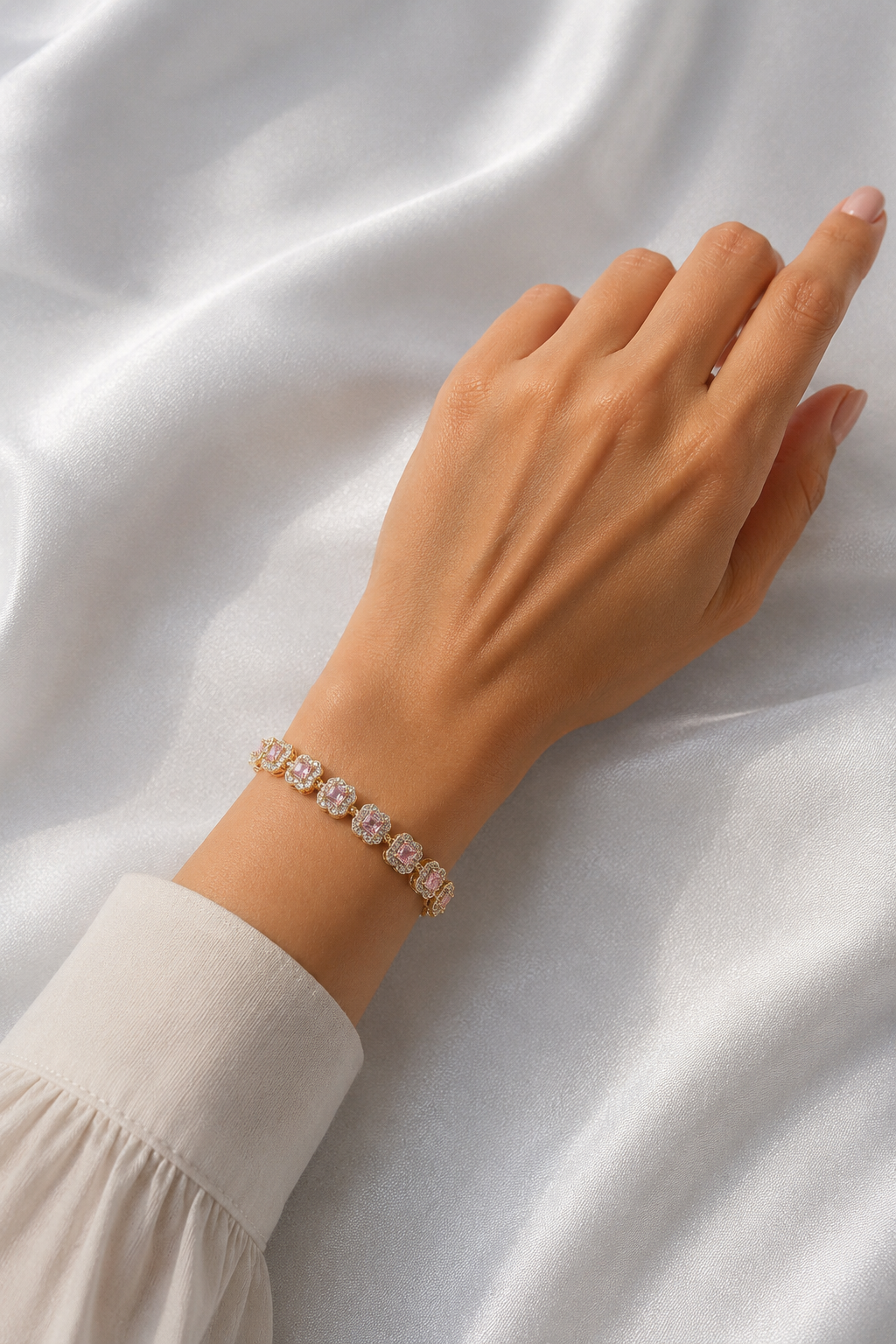 Pirinç Zirkon Taşlı Pembe Yonca Baget Model Gold Renk VIP Seri Kadın Bileklik