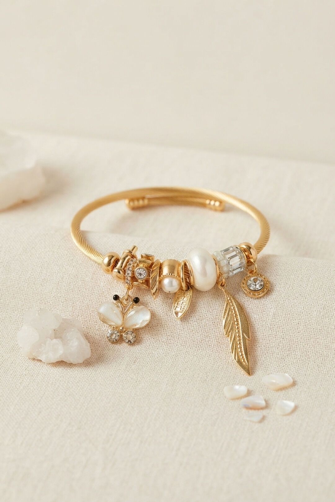 Kelebek Model Gold Renk Beyaz Charmlı Bileklik