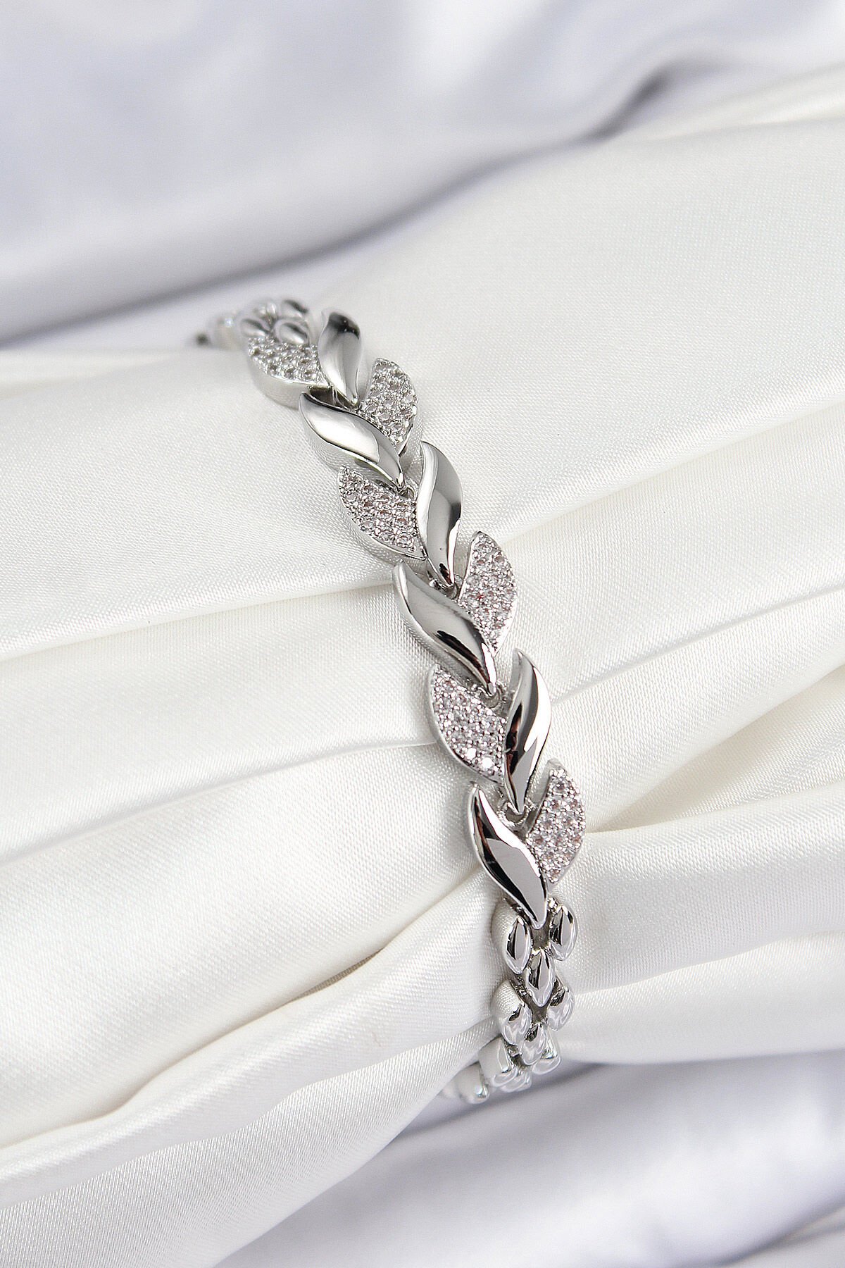 Pirinç Zirkon Taşlı Balık Kuyruğu Model Gümüş Renk Kadın Bileklik