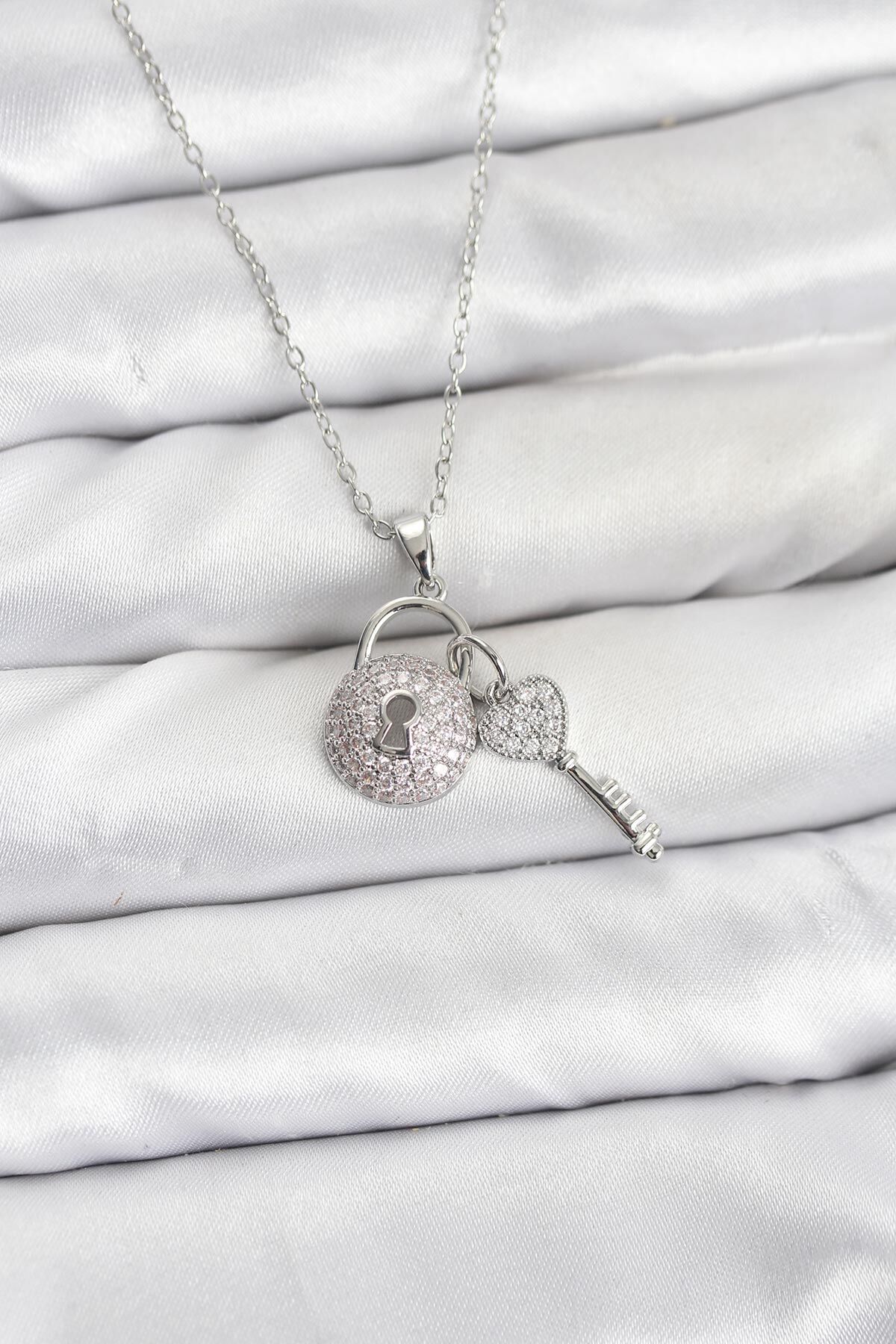 316L Çelik Zincir Gümüş Renk Kilit Anahtar Model Zirkon Taşlı Kadın Kolye