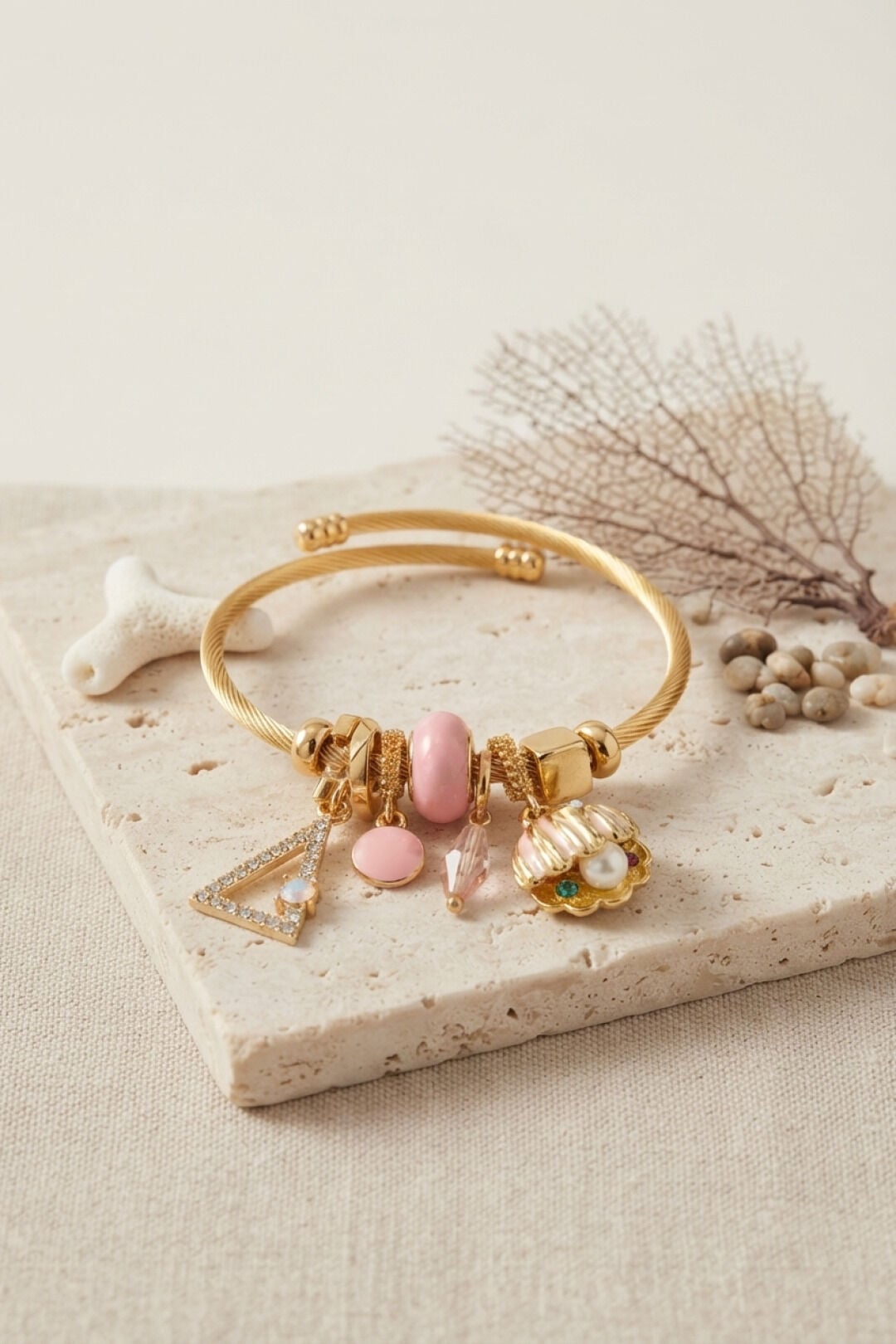Pembe Deniz Kabuğu Model Gold Renk Charmlı Bileklik