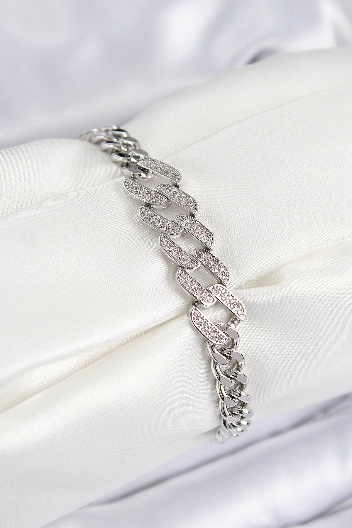 Pirinç Zirkon Taşlı Ezme Küba Zincir Model Gümüş Renk Kadın Bileklik