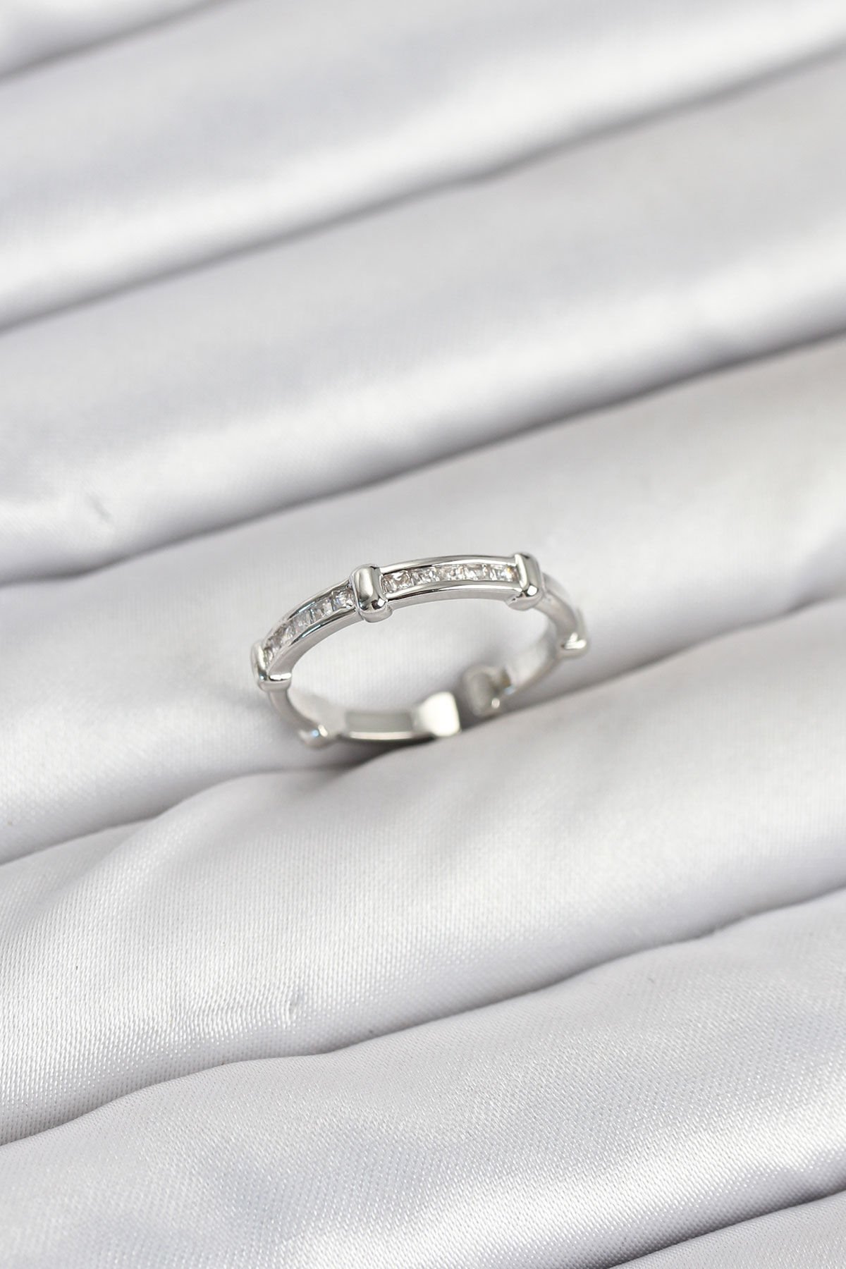 Pirinç Gümüş Renk Kemik Model Zirkon Taşlı Kadın Yüzük