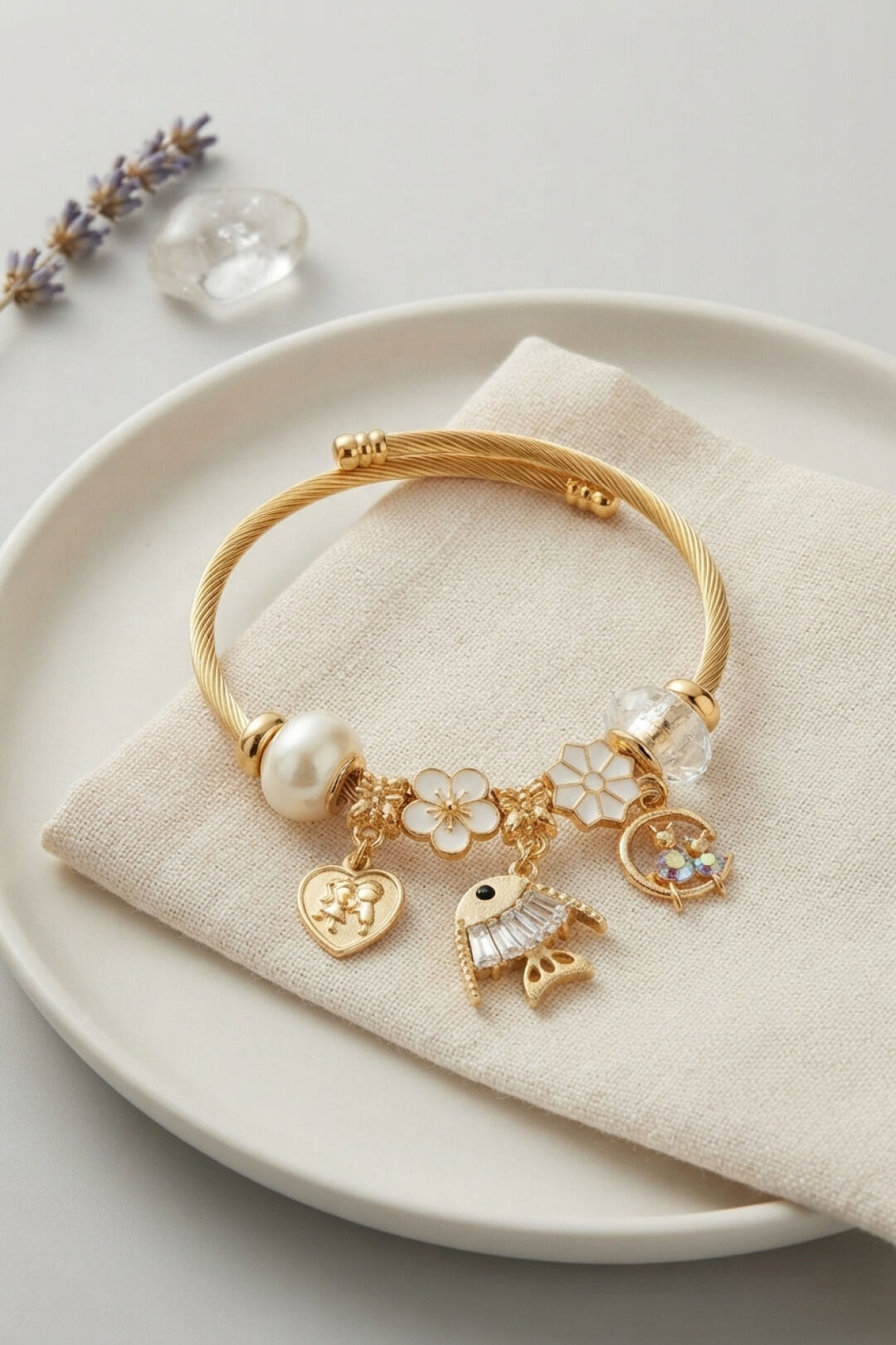 Balık Charmlı Beyaz Renk Gold Bileklik