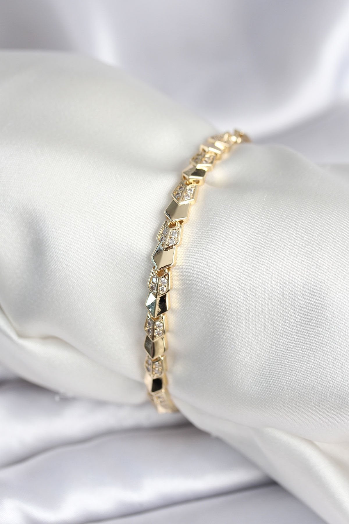 Pirinç Gold Renk Zirkon Taşlı Balık Sırtı Model Kadın Bileklik