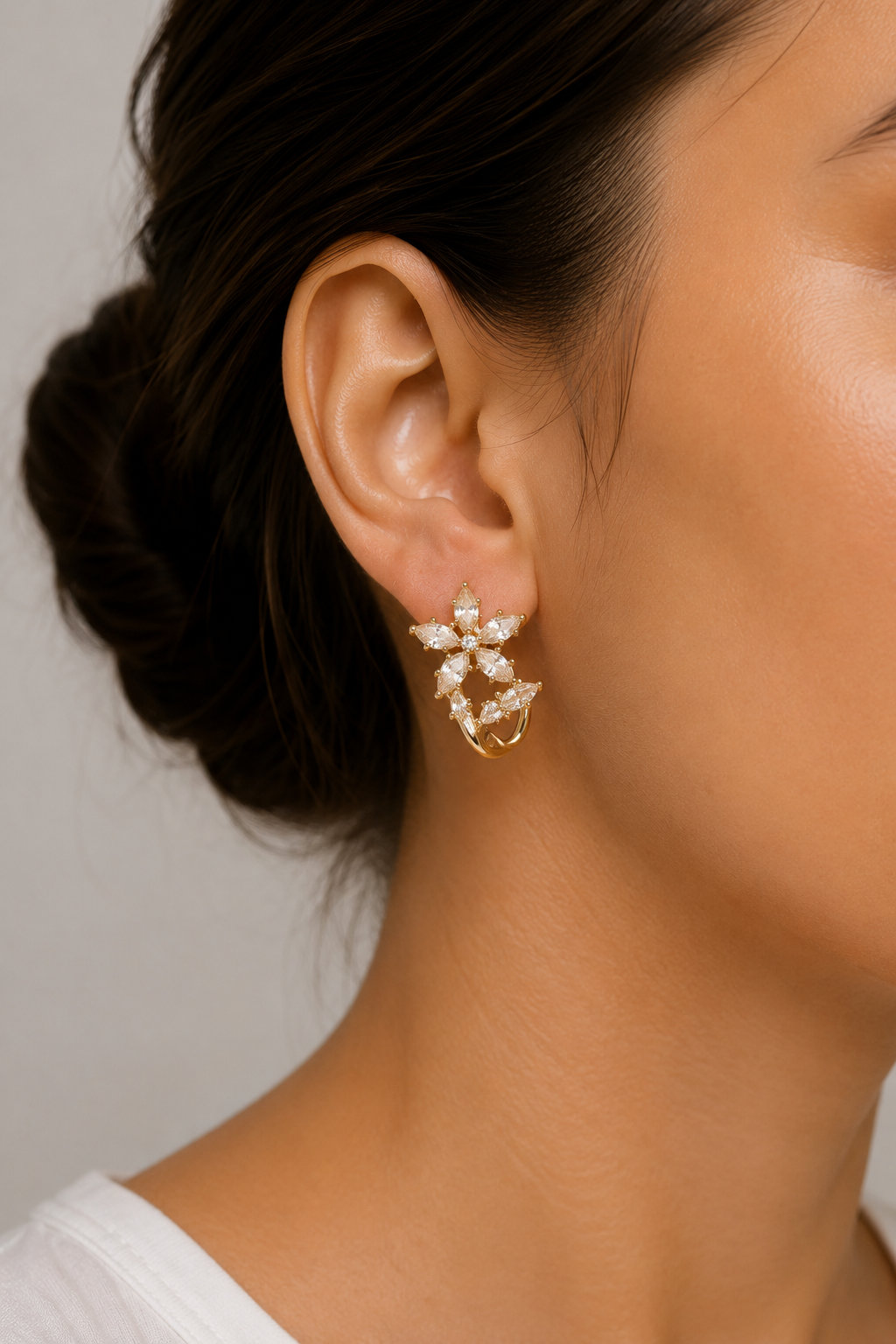 Pirinç Gold Renk Zirkon Taşlı Çiçek Model Kadın Küpe