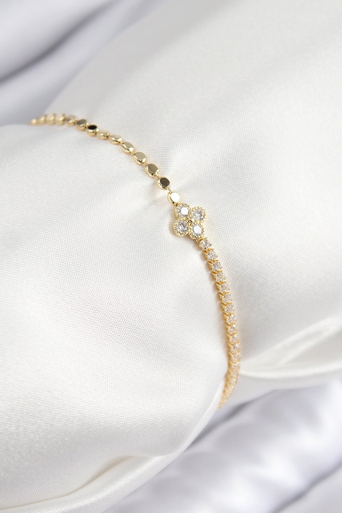 Pirinç Zirkon Taşlı Yonca Model Ezme Zincir Gold Renk Kadın Bileklik