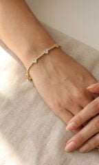 Pirinç Gold Renk Kalp Model Zirkon Taşlı Su Yolu Kadın Bileklik