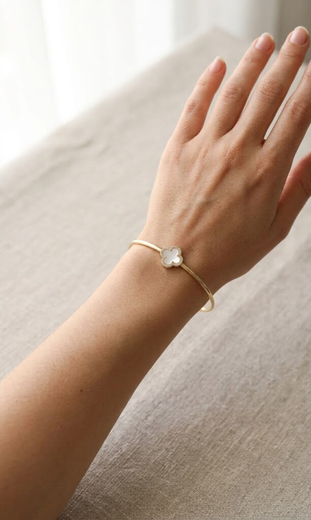 Beyaz Sedefli Yonca Model Gold Renk Kadın Bileklik