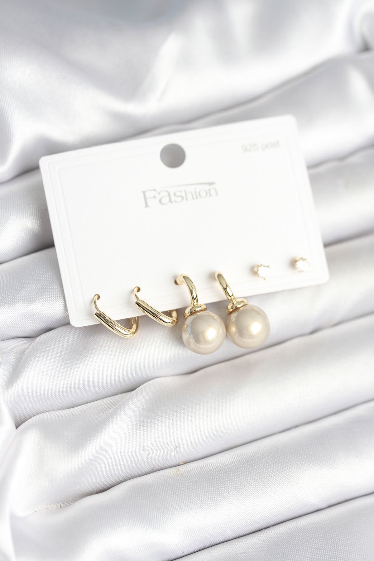 Pirinç Gold Renk İnci Detaylı 925 Gümüş Çivili Kadın Küpe Seti