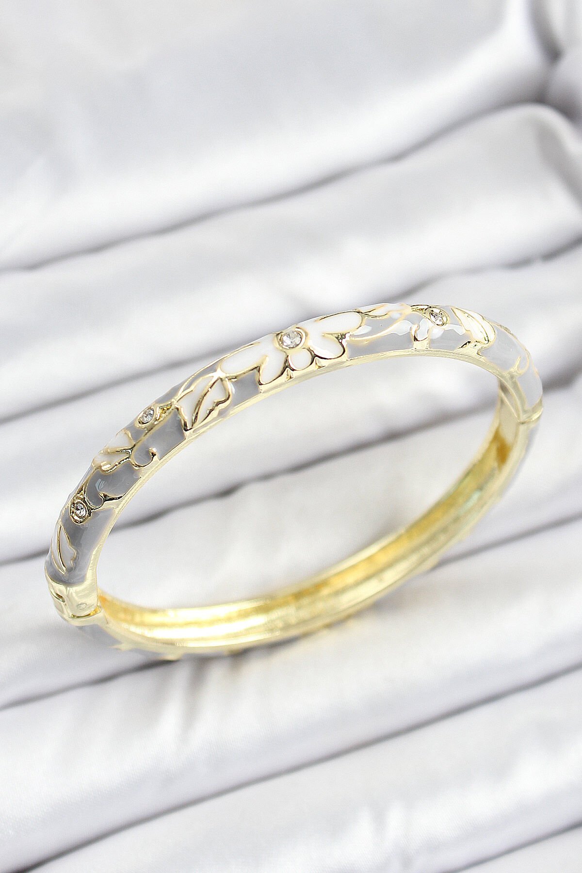 Mineli Pirinç Zirkon Taşlı Gri Çiçek Desenli Gold Renk Kadın Kelepçe