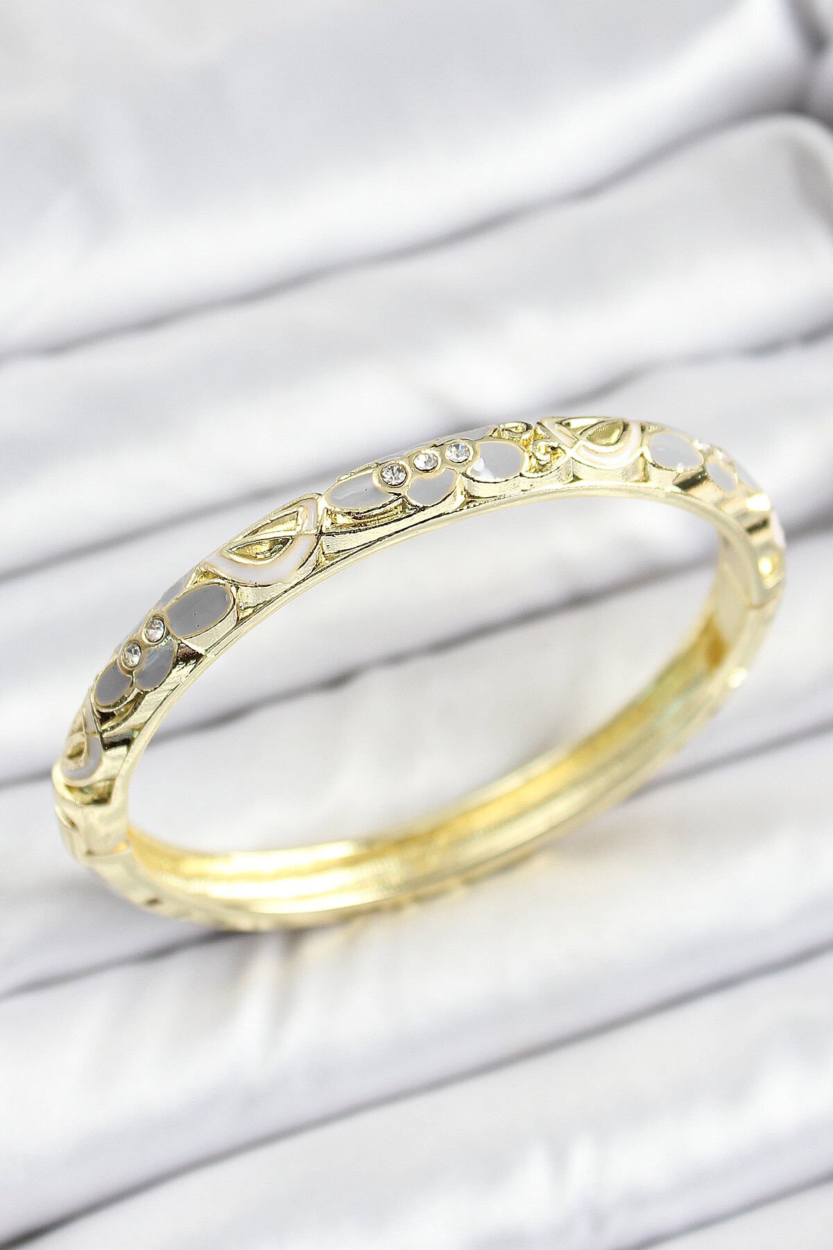 Mineli Pirinç Zirkon Taşlı Gri Çiçek Desenli Gold Renk Kadın Kelepçe