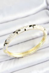 Mineli Pirinç Siyah Beyaz Çiçek Desenli Gold Renk Kadın Kelepçe