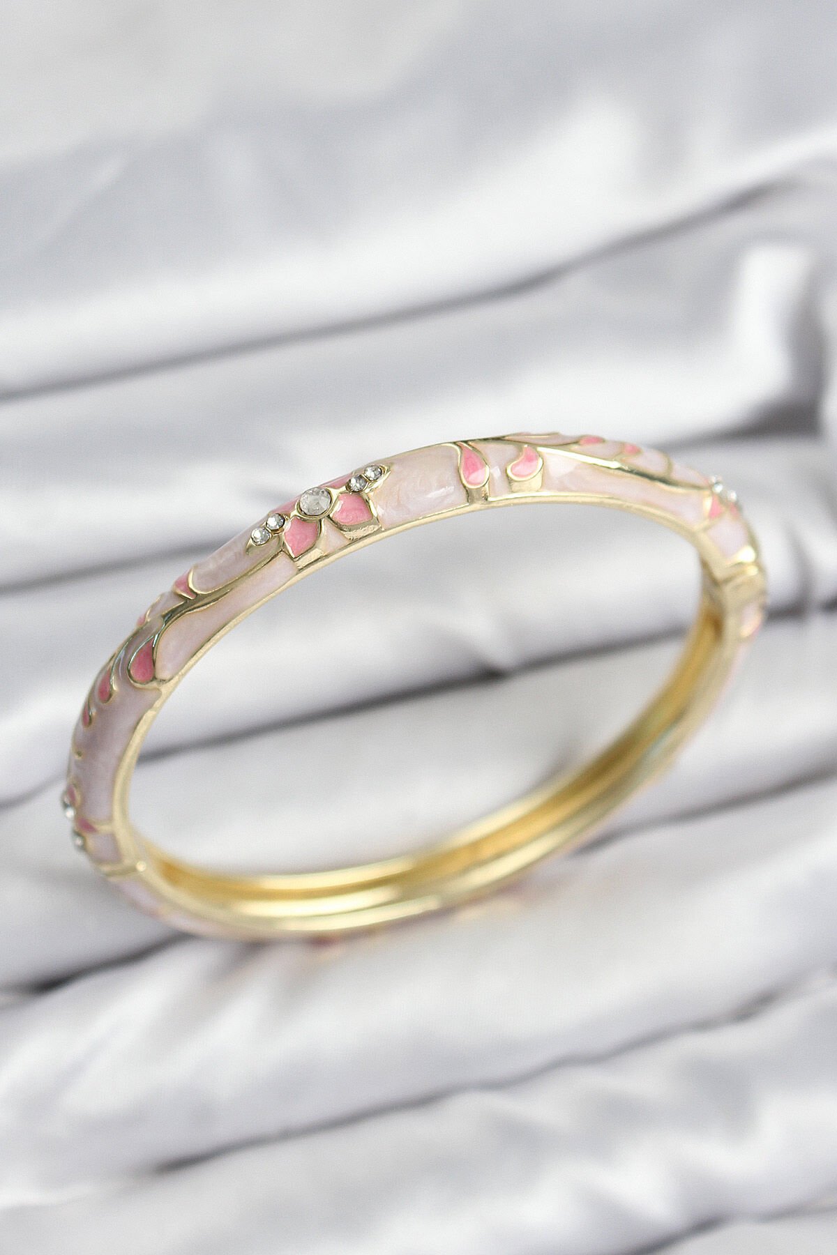 Mineli Pirinç Zirkon Taşlı Pembe Çiçek Motifli Gold Kadın Kelepçe