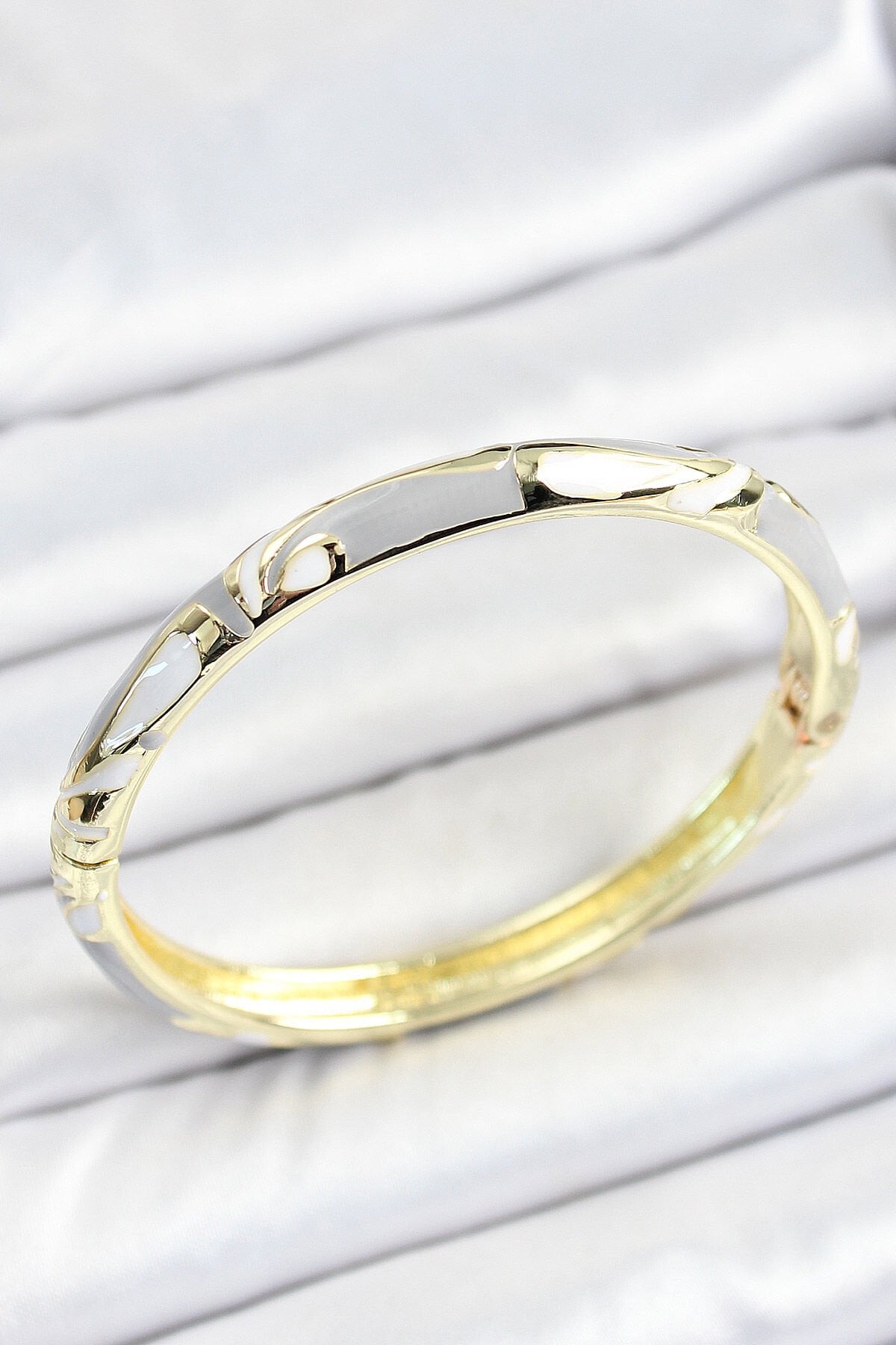 Mineli Pirinç Gri Beyaz Desenli Gold Renk Kadın Kelepçe
