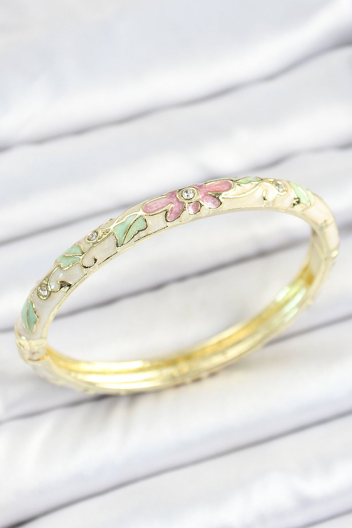 Mineli Pirinç Zirkon Taşlı Yeşil Pembe Çiçek Desenli Gold Renk Kadın Kelepçe