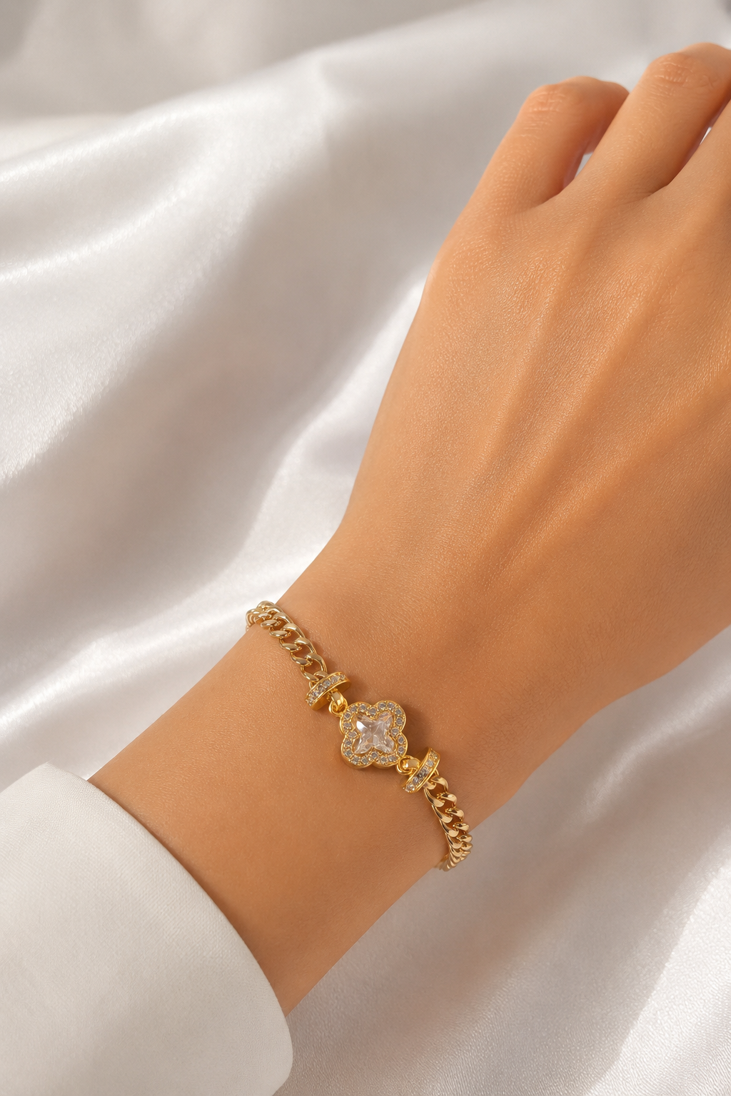 Pirinç Gold Renk Zirkon Taşlı Yonca Figür Zincir Model Kadın Bileklik