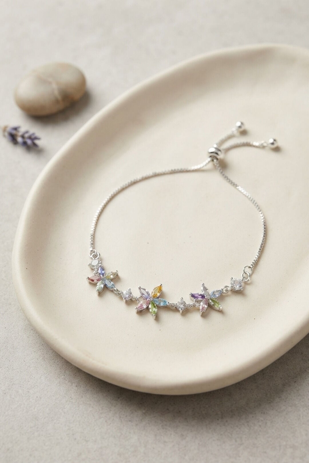 Pirinç Gümüş Renk Çiçekli Model Zirkon Taşlı Asansörlü Bileklik