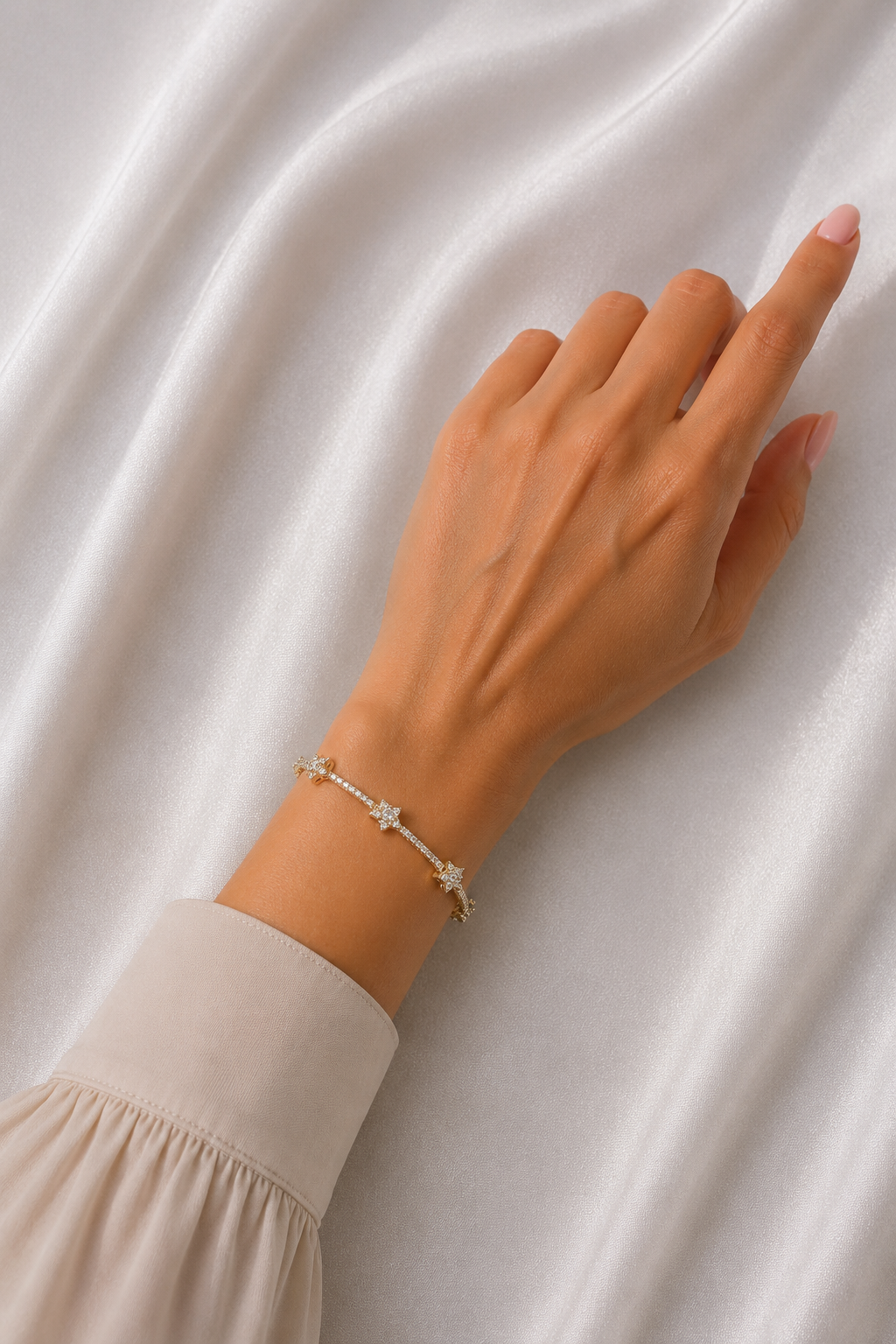 Pirinç Gold Renk Zirkon Taşlı Yıldız Model Kadın Bileklik