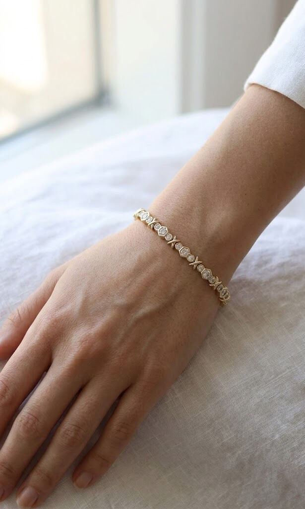 Pirinç Gold Renk Petek Model Zirkon Taşlı Kadın Bileklik
