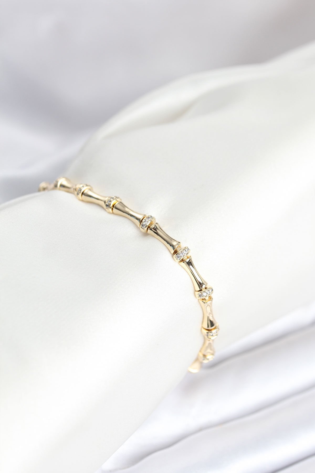 Pirinç Gold Renk Kemik Model Zirkon Taşlı Kadın Bileklik