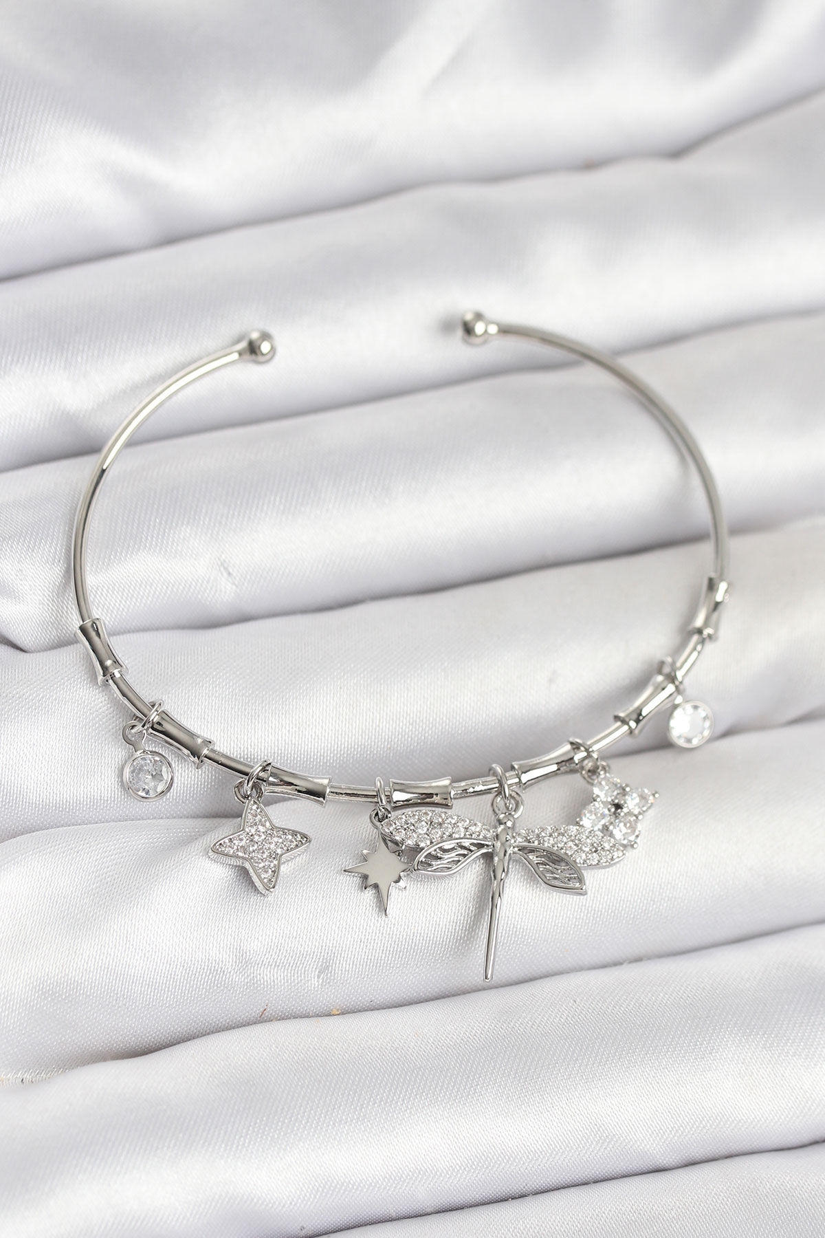 Yusufçuk Charmlı Gümüş Renk Pirinç Kadın Bileklik