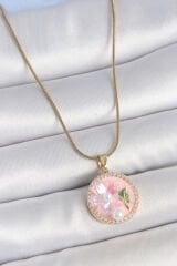 316L Çelik Gold Renk Zincir Zirkon Taşlı Pembe Mineli Çiçek İşlemeli İnci Detay Portre Model Kadın Kolye