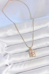 316L Çelik Gold Renk Pembe Mineli Çiçek İşlemeli İnci Detay Portre Model Kadın Kolye