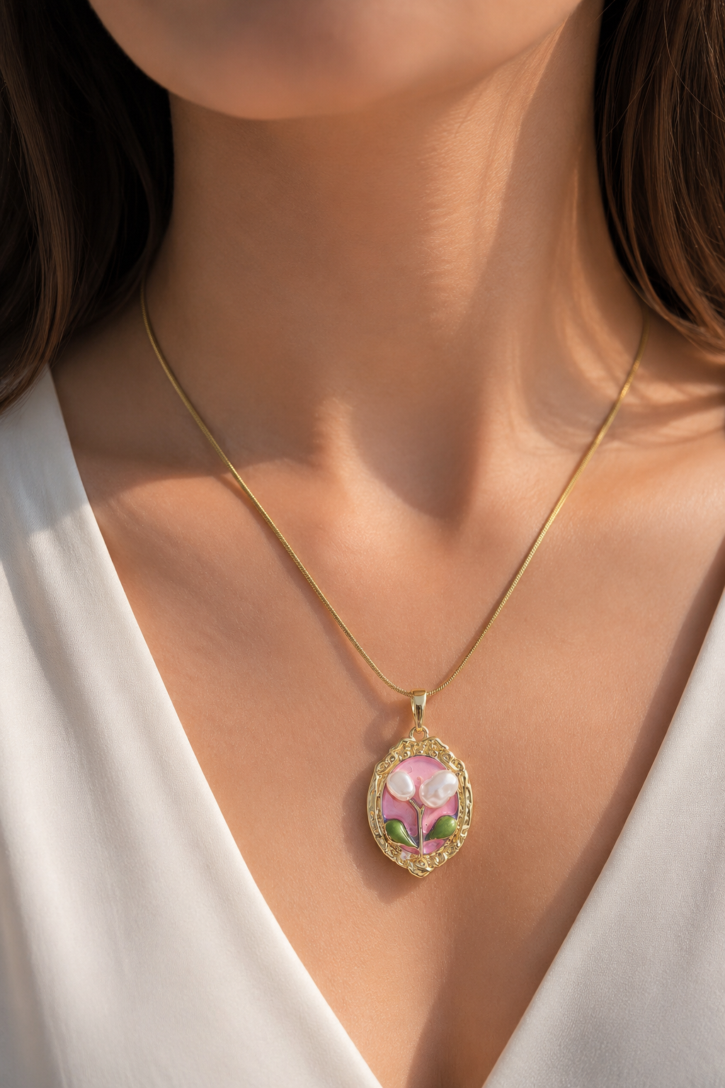 316L Çelik Gold Renk Zincir Pembe Mineli İncili Çiçek İşlemeli Portre Model Kadın Kolye